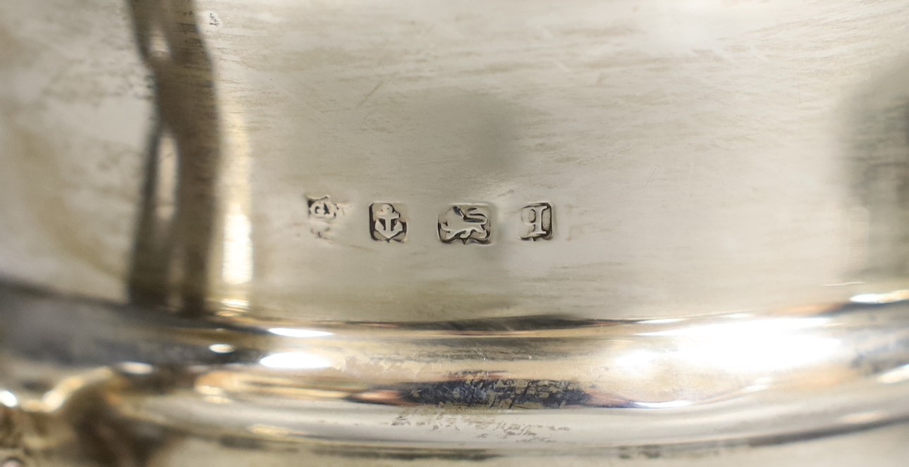 A George V silver three piece tea set, Nathan & Hayes, Birmingham, 1915, gross 14.4oz.